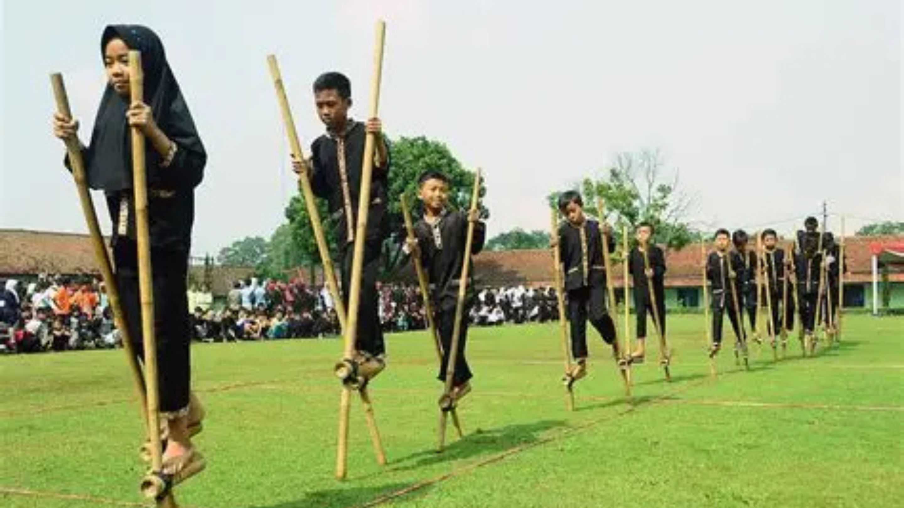 Aturan Lengkap Permainan Egrang dan Cara Bermainnya yang Benar